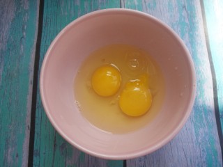 海苔辣酱鸡蛋炒饭,把两个鸡蛋打入碗中。