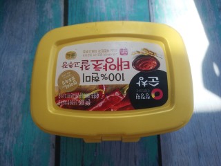 海苔辣酱鸡蛋炒饭,先准备好韩式辣酱。