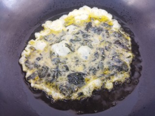海苔辣酱鸡蛋炒饭,然后锅里热油把鸡蛋液倒入锅内。