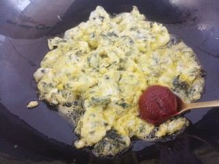 海苔辣酱鸡蛋炒饭,炒熟之后加入辣酱。