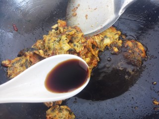 海苔辣酱鸡蛋炒饭,继续翻炒，然后加入生抽。