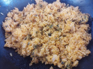 海苔辣酱鸡蛋炒饭,然后再把米饭放进去炒。翻炒均匀即可出锅。