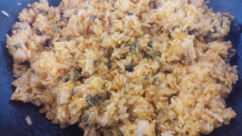 海苔辣酱鸡蛋炒饭,然后再把米饭放进去炒。翻炒均匀即可出锅。