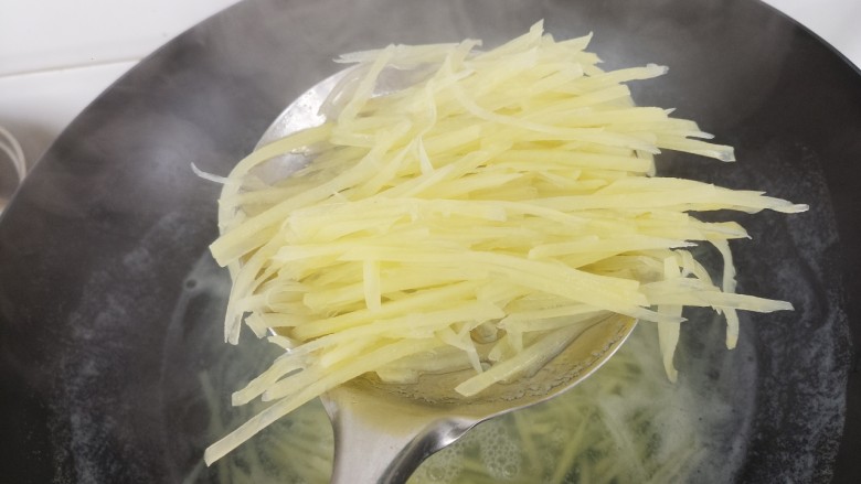 木耳拌土豆丝洋葱丝,然后把土豆丝捞出来，不要焯得太久，那样土豆丝就不脆了。