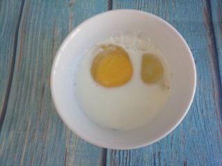 花生酱吐司,然后把鸡蛋打入碗中，把牛奶和鸡蛋混合。