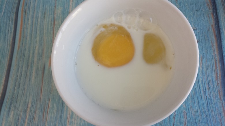 花生酱吐司,然后把鸡蛋打入碗中，把牛奶和鸡蛋混合。