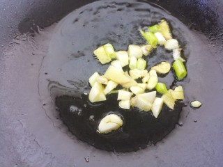 小白菜汤,然后锅里热油，把葱姜蒜炒香。