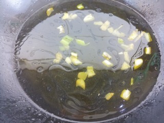 小白菜汤,接着加入适量的水。
