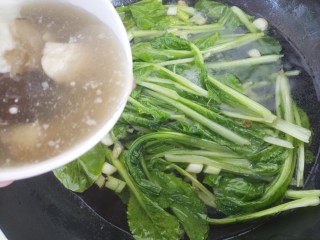 小白菜汤,煮至快熟时加入清蒸肉。