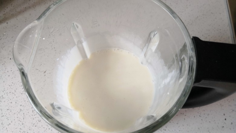 椰汁燕麦银耳露,按下米糊键，25分钟银耳露就打好了。