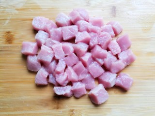 樱桃肉,然后切成小方块。