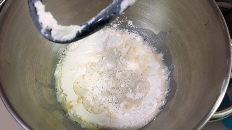 土豆泥虾球面包,启动厨师机搅拌一下，再倒入发酵液。