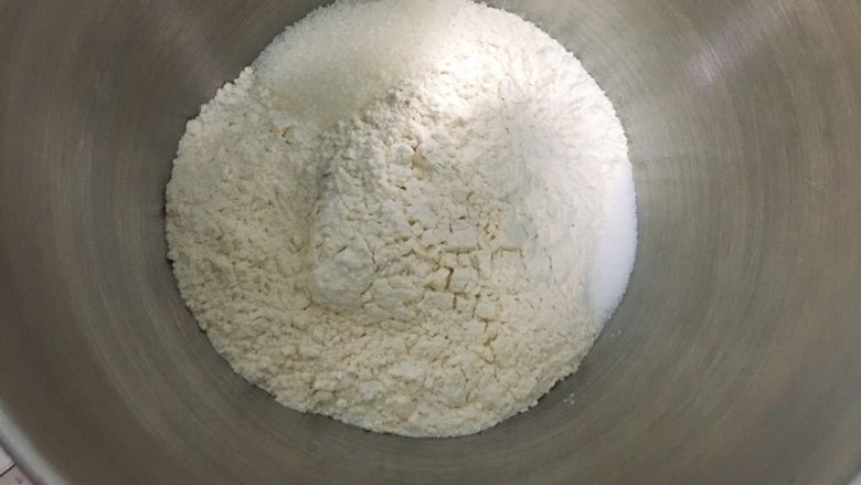 土豆泥虾球面包,高筋粉放入厨师机内，加入盐和细砂糖。