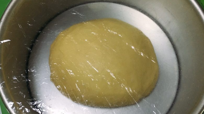 土豆泥虾球面包,整理滚圆放入模具，盖上保鲜膜。