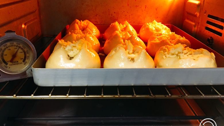 土豆泥虾球面包,烤箱预热至180度，模具送入烤箱。