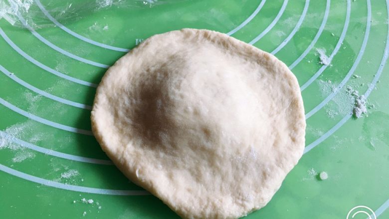 土豆泥虾球面包,剂子擀成圆饼，中间厚一点。