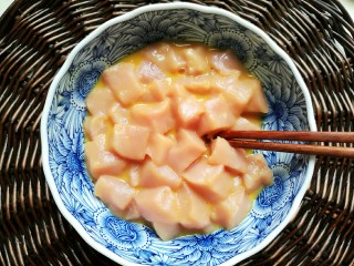 樱桃肉,用筷子搅拌均匀。