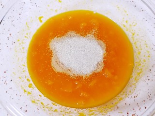 南瓜油渣包,南瓜泥晾至温热，加入发酵粉混合均匀。