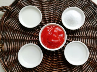 樱桃肉,提前准备好糖醋汁的配料:番茄酱，白醋，清水，白糖和淀粉水。
