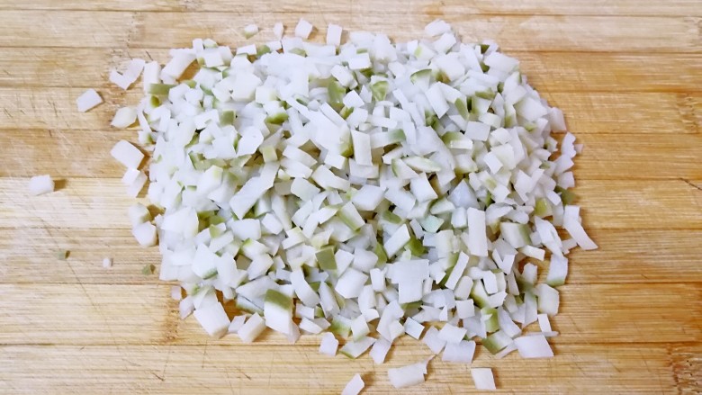 南瓜油渣包, 泡好的萝卜干控干水分，切成小丁。