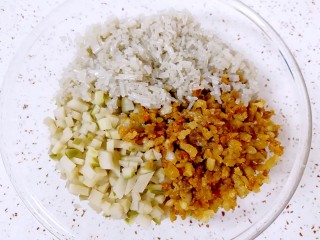 南瓜油渣包,泡好的粉条剁碎，和萝卜干猪油渣一起放入盆里。