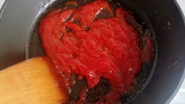 樱桃肉,锅里留底油，油热后倒入小半碗番茄酱用小火炒匀。