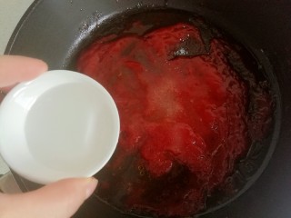 樱桃肉,加入三汤匙清水。