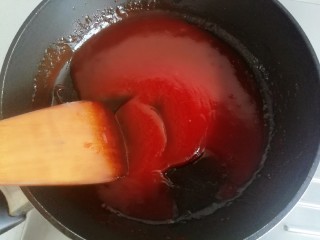 樱桃肉,把酱汁搅匀。