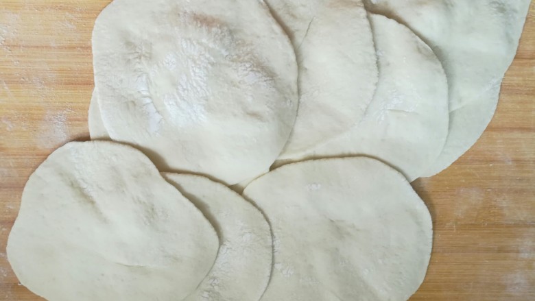 豆腐粉条蒸包,擀成中间厚边缘薄的面皮