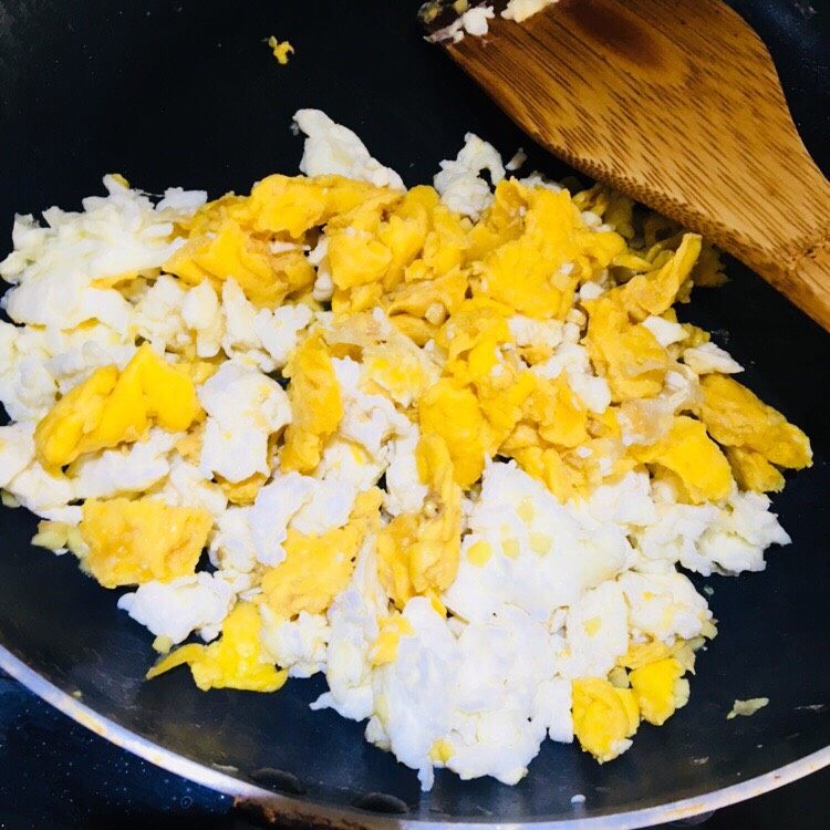 赛螃蟹,蛋清成型后再把之前炒好的蛋黄倒入，放入适量盐，把备好的醋和姜默倒入搅拌，盛出。