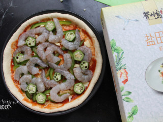 虾仁厚底披萨,铺上食材，底部可以先铺少许马苏里拉芝士。
