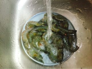 鲜虾蒸玉子豆腐,鲜虾冲洗干净