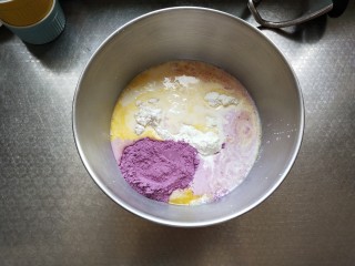紫薯吐司,除黄油外，将所有材料混合包括波兰种