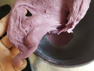 紫薯吐司,揉出厚膜即可加入软化黄油