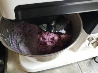 紫薯吐司,厨师机一档搅打成团，转2档3档高速搅打