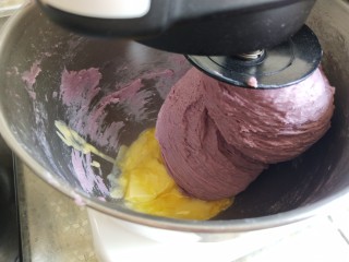 紫薯吐司,继续高速搅打至完全拓展