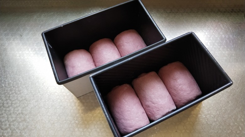 紫薯吐司,收口朝一个方向摆放在吐司盒中，放在30度左右的环境中发酵至9分满