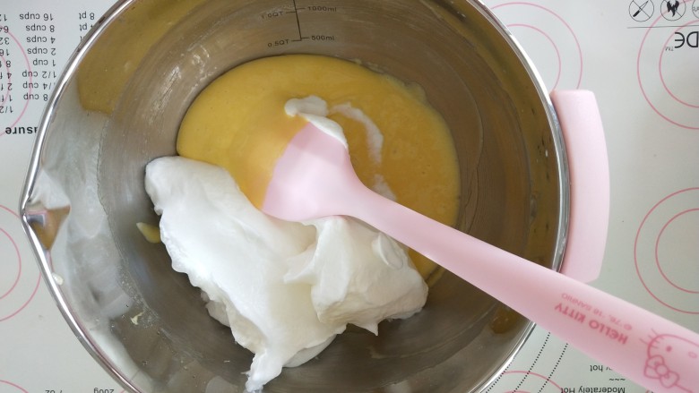 白兰地荔枝戚风,取1/3蛋白霜与蛋黄糊混合均匀。再与剩余的蛋白混合。