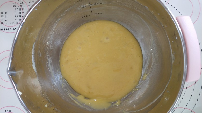 白兰地荔枝戚风,低粉和果肉加入到蛋黄糊中拌匀。