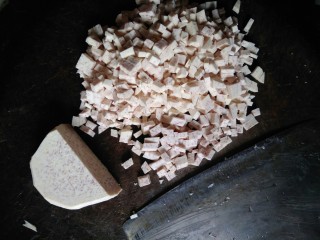 小包子,香芋去皮后洗净，切块后切条，再切成小方块备用。