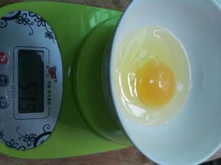 小猪蒸蛋,将鸡蛋打入碗内，称出它的重量。