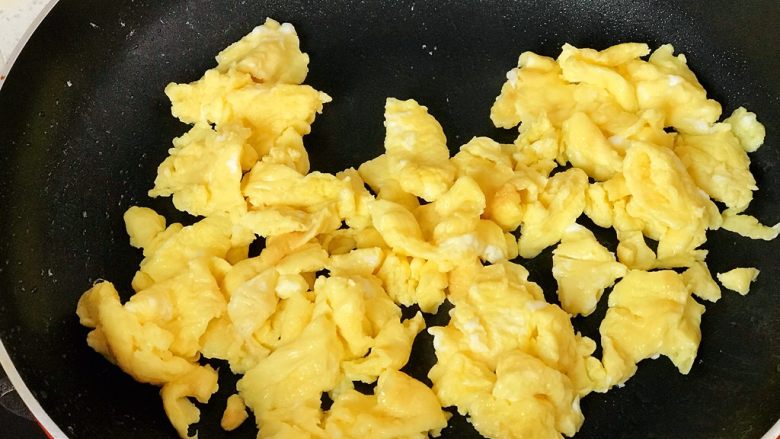 快手营养早餐17,蛋液倒入油锅，中小火嫩炒鸡蛋；