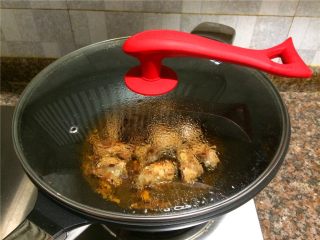 香汁儿排骨,煮开后盖上锅盖小火煮至汤汁收干。