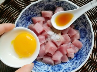 樱桃肉,肉丁里加入料酒，食盐，白胡椒粉，再加入一个蛋黄。