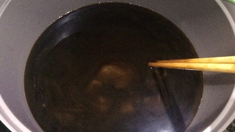 清热消暑的佳品：自制龟苓膏,然后将搅拌好的龟苓膏糊倒入糖水中，边倒边不停地迅速搅拌均匀。

有很多食谱里的做法是用糖水冲入龟苓膏糊中。我都试验过了，只要是不停地搅拌，效果都是一样的。