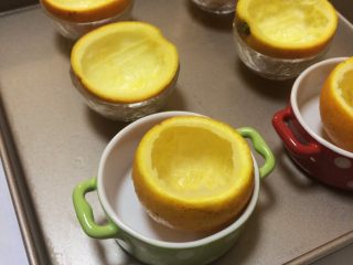 夏日小清新：橙子果冻,用容器装着果壳，以免它歪倒了。