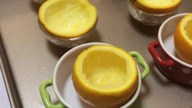 夏日小清新：橙子果冻,用容器装着果壳，以免它歪倒了。