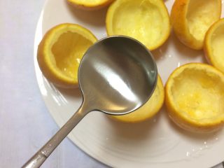 夏日小清新：橙子果冻,就是用这种特别圆的汤匙挖的果肉，不点都不伤果皮，十分好用。

将果壳上的果肉渣挖干净。