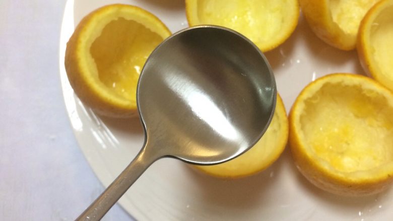 夏日小清新：橙子果冻,就是用这种特别圆的汤匙挖的果肉，不点都不伤果皮，十分好用。

将果壳上的果肉渣挖干净。