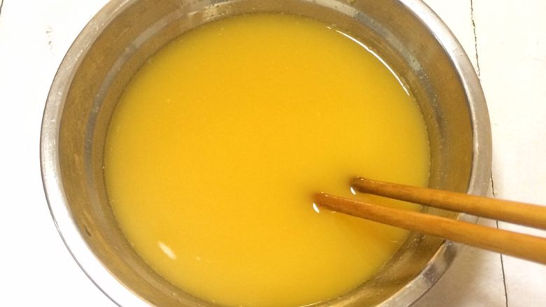 夏日小清新：橙子果冻,用圆勺子取果肉出来，然后榨汁。

榨汁方式可以是用机器榨或者自己手动榨汁都可以，过滤掉果肉渣即可。

取橙汁300毫升。